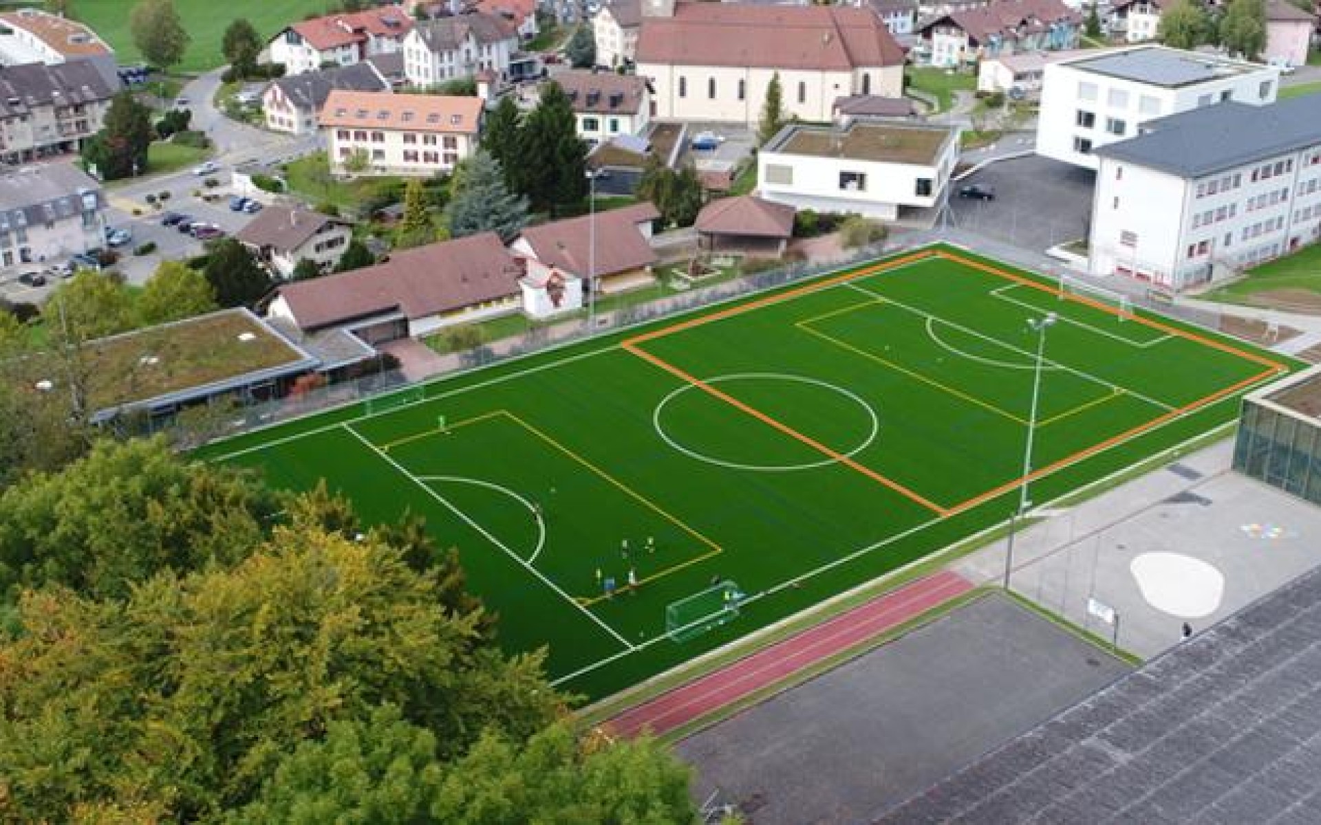 Terrain de football synthétique A (demi terrain côté école)